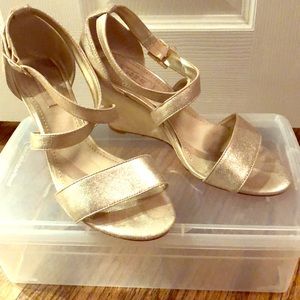 Glint wedge sandal size 8.5